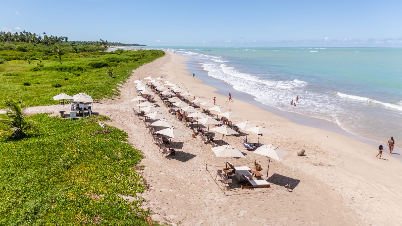 Ombrelones na praia de Ipioca, no Vivari Beach Club