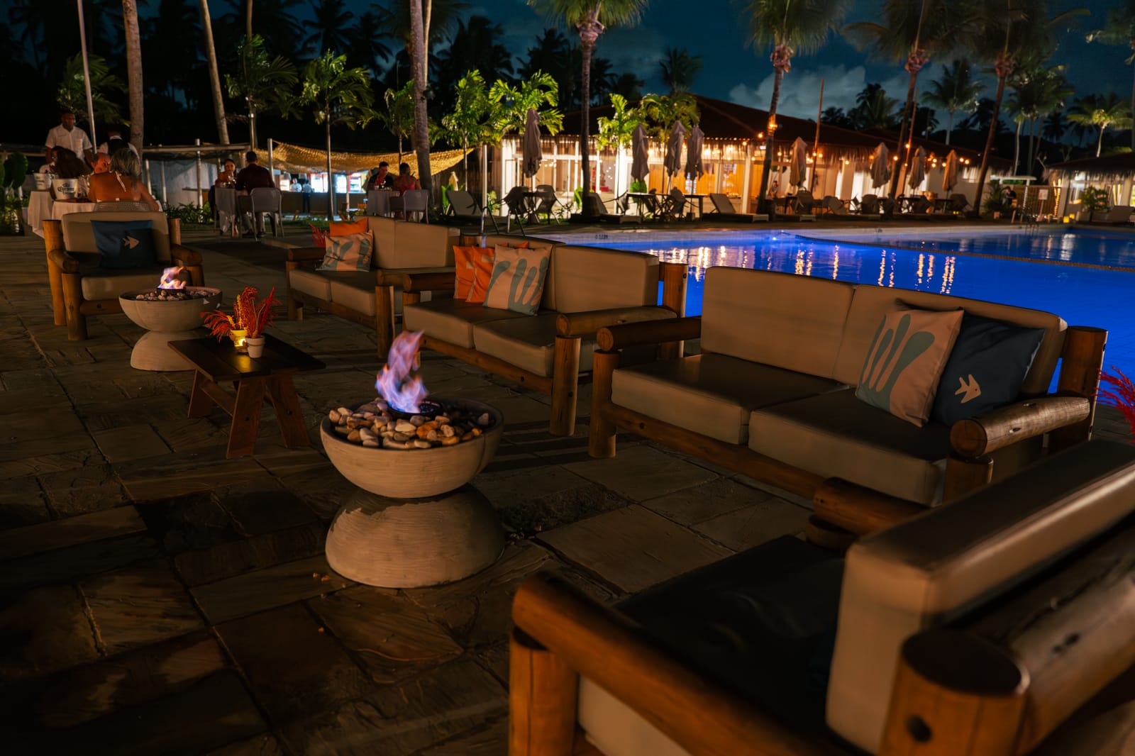 Sofás e lareira do Vivari Beach Club ao entardecer