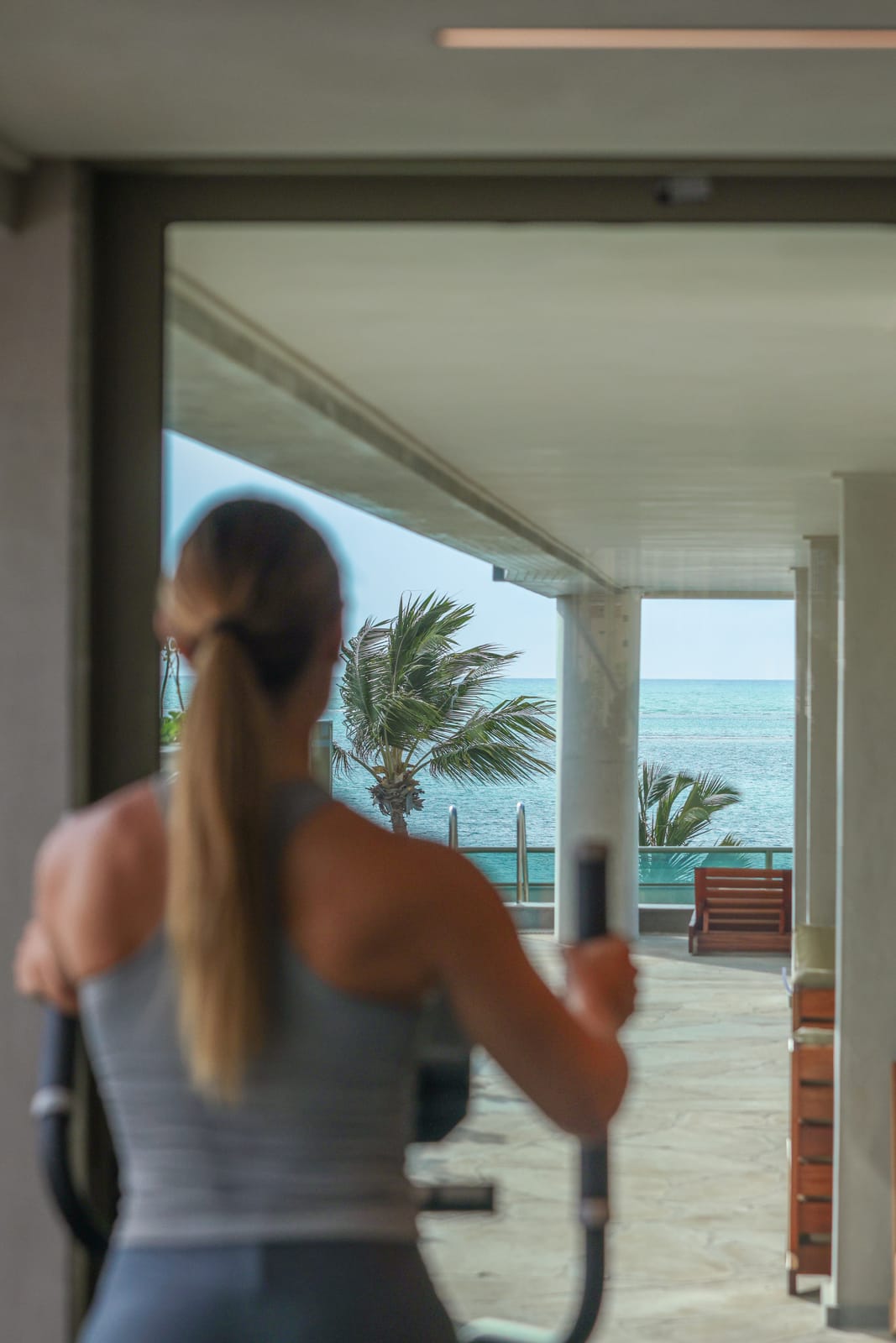 Hóspede treinando na academia com vista para o mar da Pajuçara