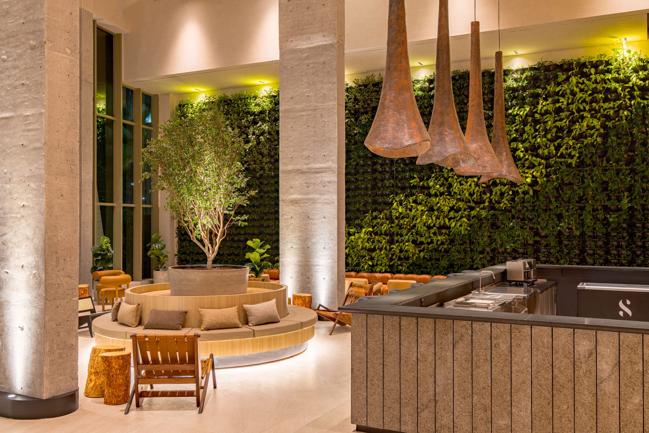 Lobby e bar do Sais Beach Living, com a recepção aberta para a orla da Pajuçara