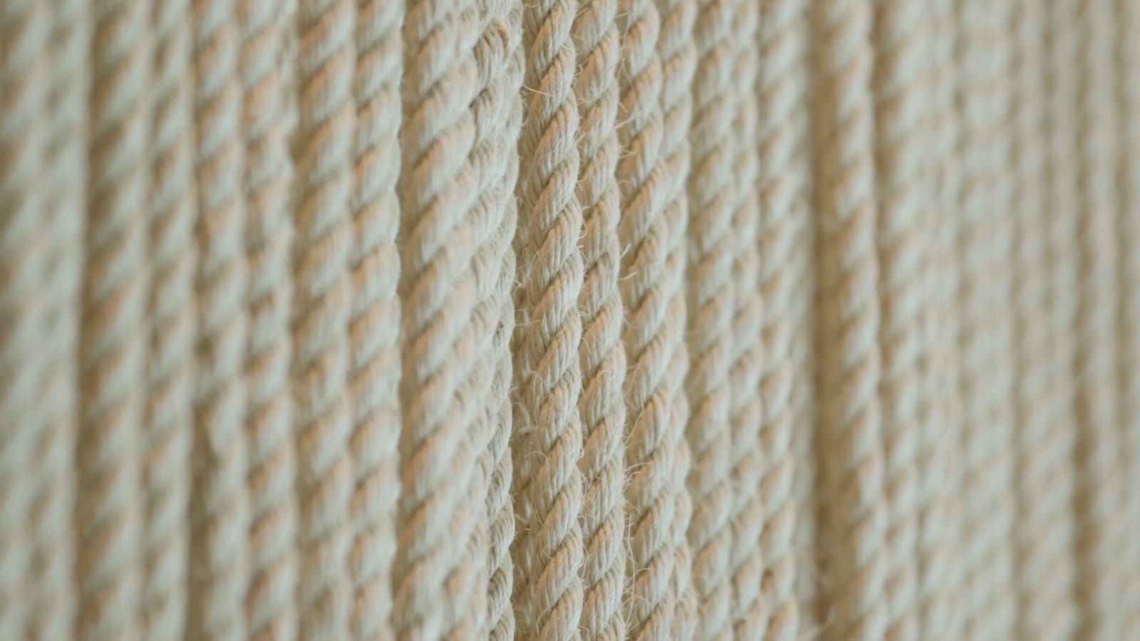 Detalhe de cordas de sisal na decoração do lobby do Sais Beach Living