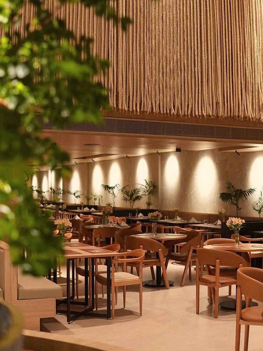 Mesas e cadeiras do lobby do Sais Beach Living