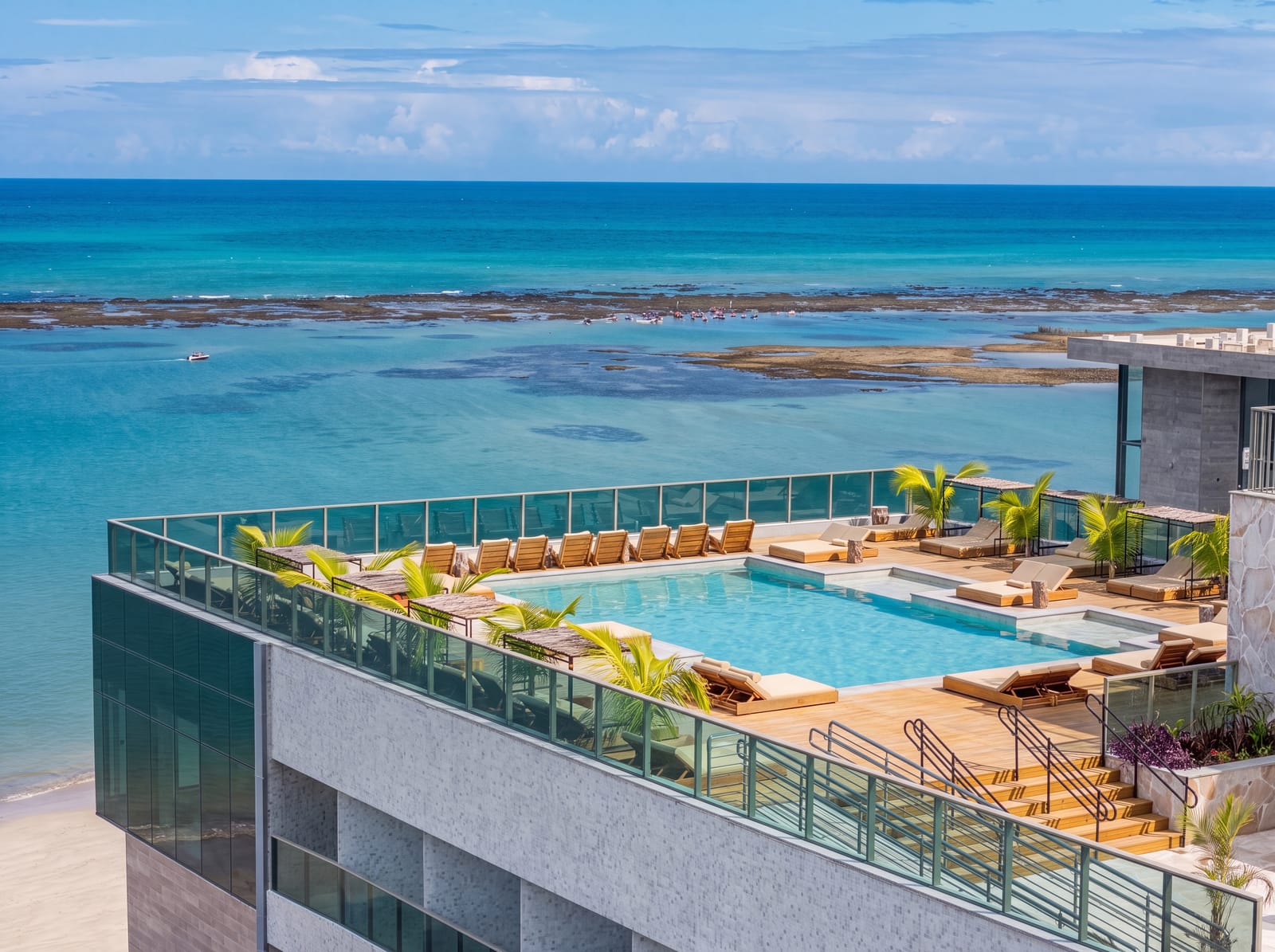Piscina do rooftop do Sais Beach Living vista do alto, com as piscinas naturais da Pajuçara ao fundo