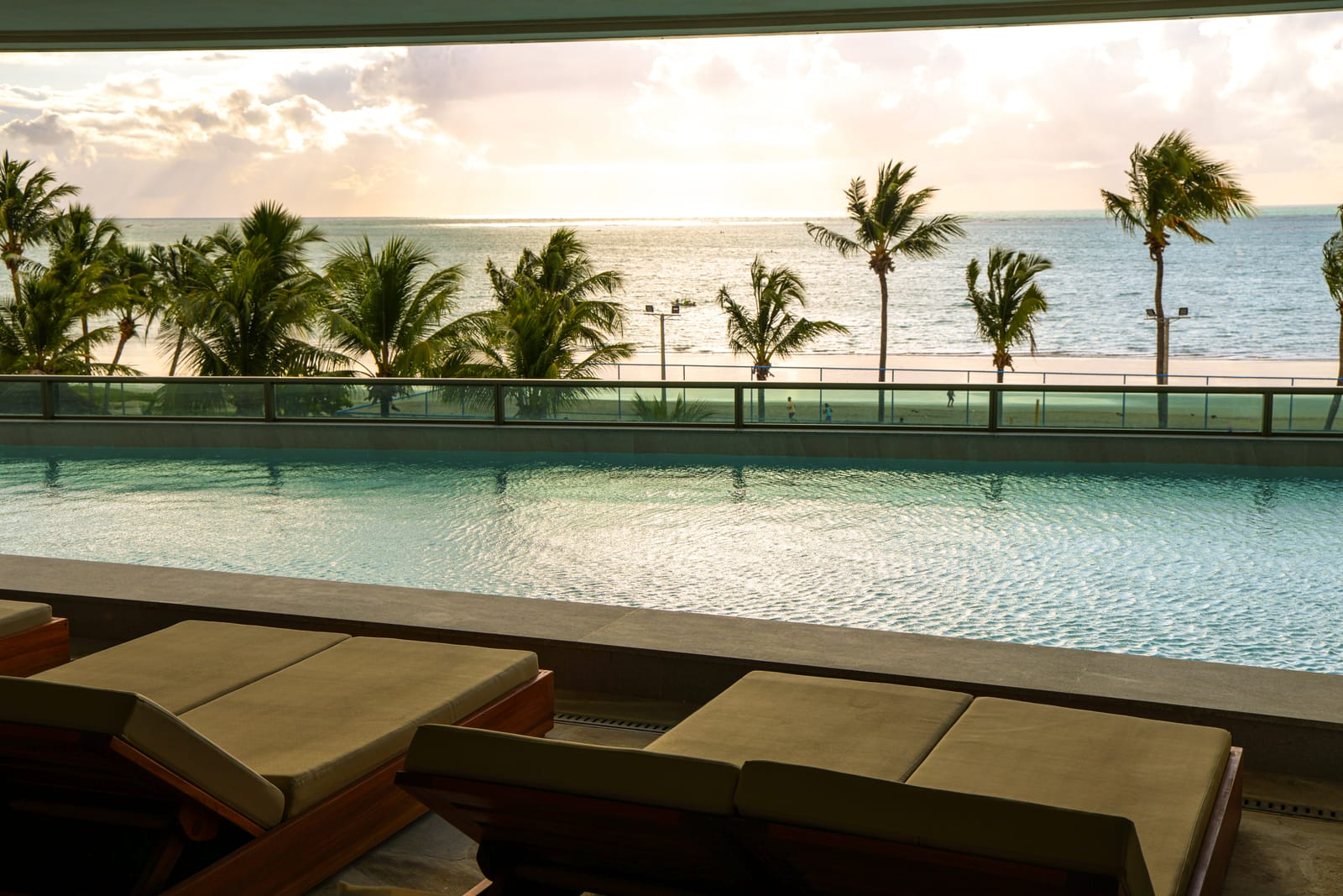 Piscina com vista para o mar da Pajuçara e coqueiros