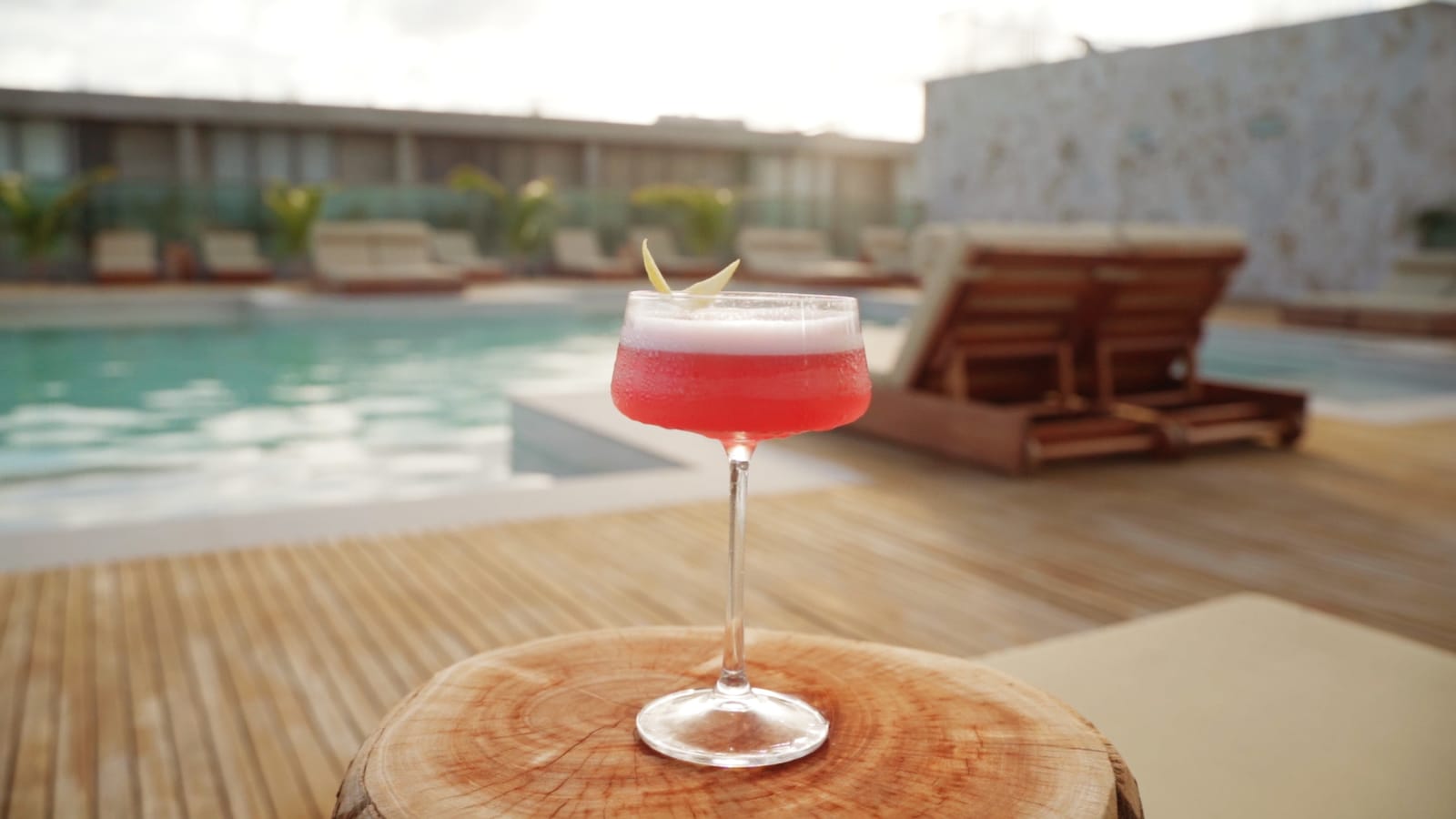 Drink à beira da piscina do rooftop do Sais Beach Living