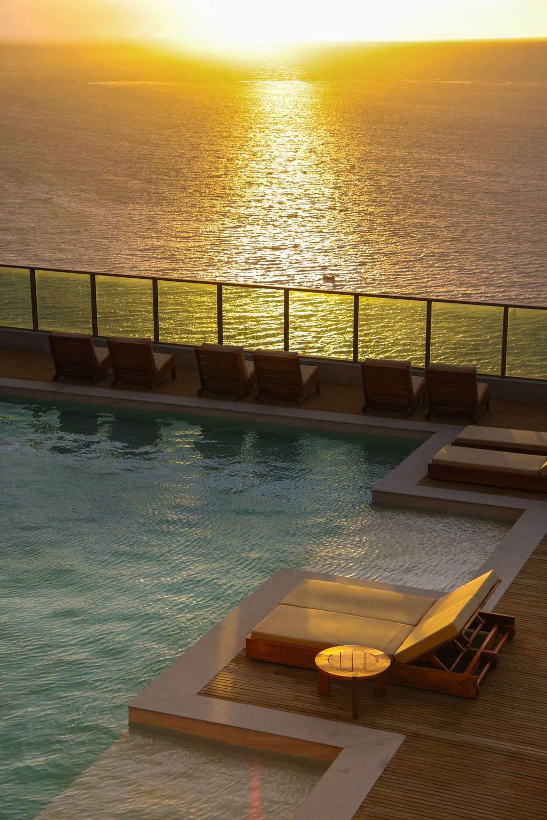 Amanhecer na piscina do rooftop do Sais Beach Living
