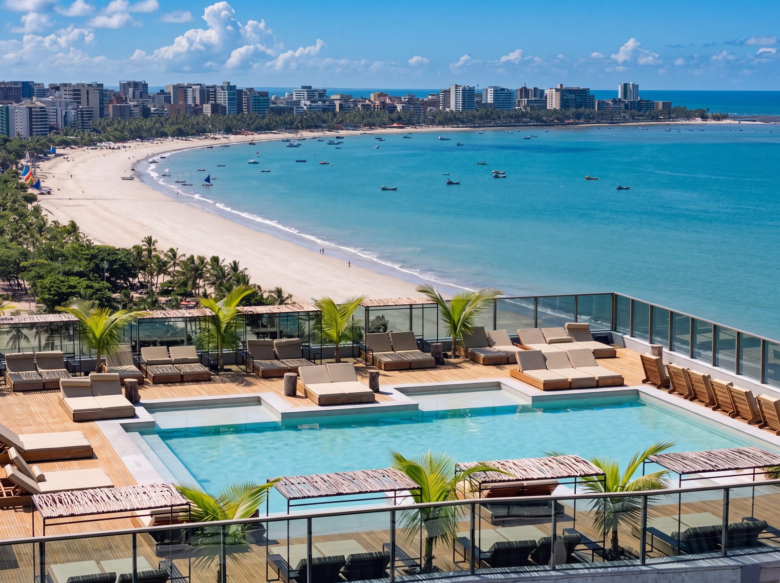 Espreguiçadeiras e coqueiros no rooftop do Sais Beach Living