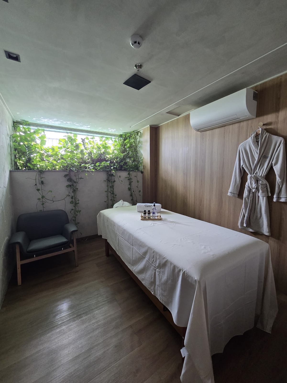 Sala de massagem individual do Spa L'Occitane en Provence no Sais Beach Living